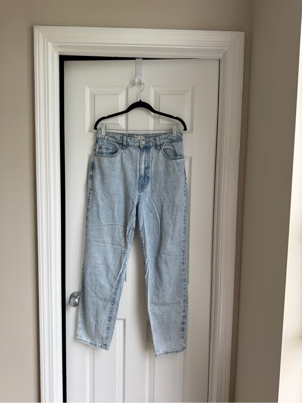 High-Rise Straight Jeans in Light Blue Wash